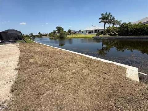 323 SW 26th Pl, Cape Coral, FL 33991