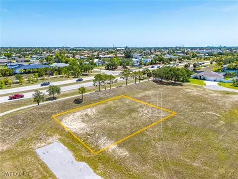 2417 SW 11th Pl, Cape Coral, FL 33914