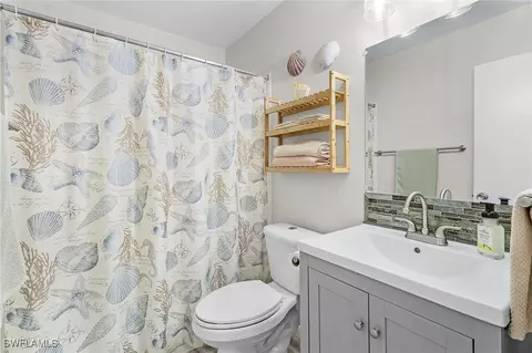 Bath - 110 Hampton Ave, Labelle, FL 33935 photo 3 of 4