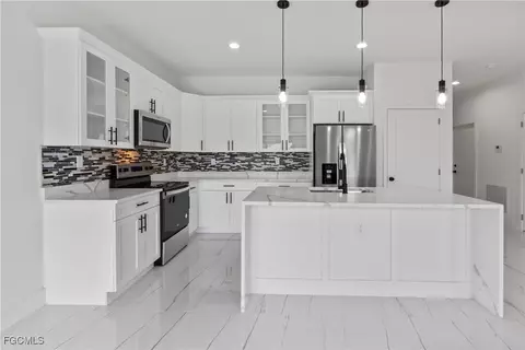 Kitchen - 6010 Acorn Cir, Labelle, FL 33935 photo 2 of 4