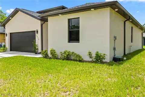 Exterior - 6010 Acorn Cir, Labelle, FL 33935 photo 2 of 6