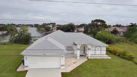 501 SE 7th St, Cape Coral, FL 33990