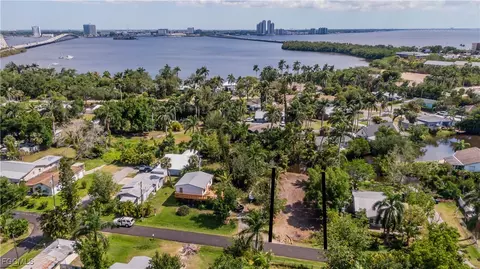 67 Oak St, North Fort Myers, FL 33903