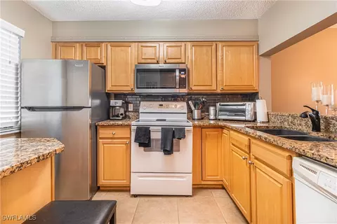 7406 Lake Breeze Dr #312, Fort Myers, FL 33907