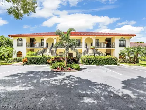 208 Deerwood Cir #5, Naples, FL 34113