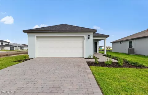 600 Oasis Lake Pl, Lehigh Acres, FL 33974