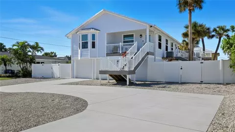 7868 Buccaneer Dr, Fort Myers Beach, FL 33931