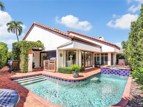 541 Bay Villas Ln, Naples, FL 34108
