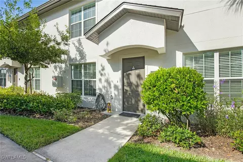 9077 Gervais Cir #902, Naples, FL 34120
