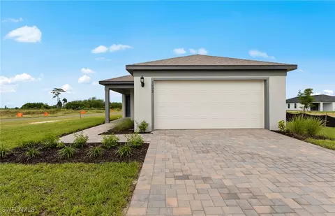 1002 Caloosa Breeze Dr, Labelle, FL 33935