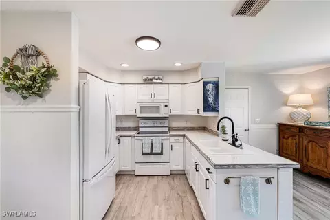 Kitchen - 20520 Pine Tree Ln, Estero, FL 33928 photo 3 of 4
