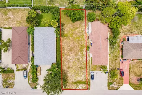 635 92nd Ave N, Naples, FL 34108