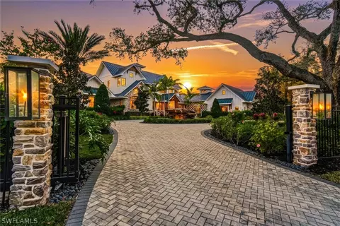 325 Cocohatchee Blvd, Naples, FL 34110