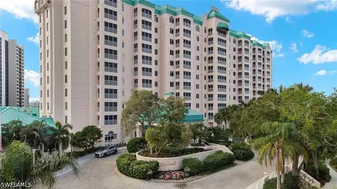 100 Glenview Pl #202, Naples, FL 34108