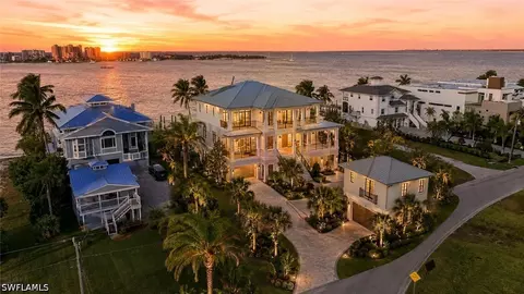948 San Carlos Dr, Fort Myers Beach, FL 33931