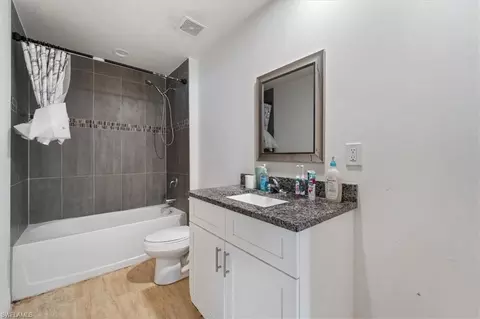 Bath - 8019 Oakleaf Cir, Labelle, FL 33935 photo 1 of 2