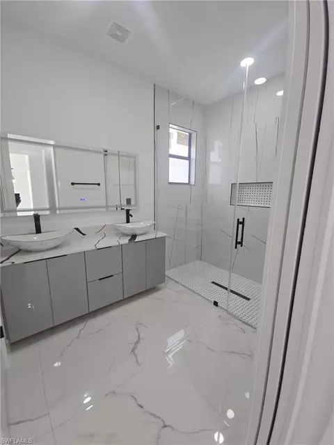 Bath - 2101 W 9th St, Lehigh Acres, FL 33972 photo 2 of 5