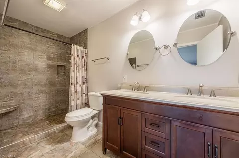 Bath - 1107 E Anchor Ln, Moore Haven, FL 33471 photo 1 of 2
