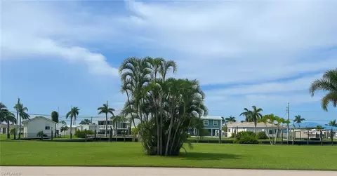 3875 Royal Palm Dr, Saint James City, FL 33956