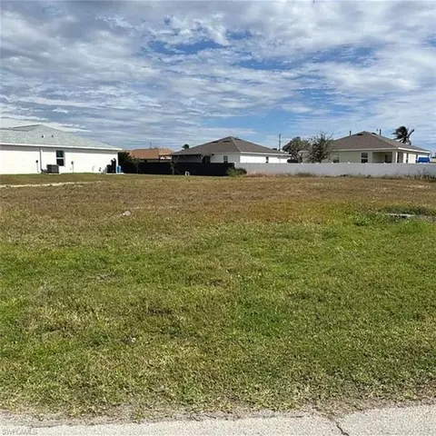 1701 NW 11th Pl, Cape Coral, FL 33993