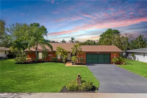572 Bayside Dr, Fort Myers, FL 33919
