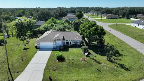 575 Bourse Cir, Lehigh Acres, FL 33974