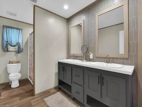 Bath - 1079 Summerall Rd, Labelle, FL 33935 photo 1 of 2