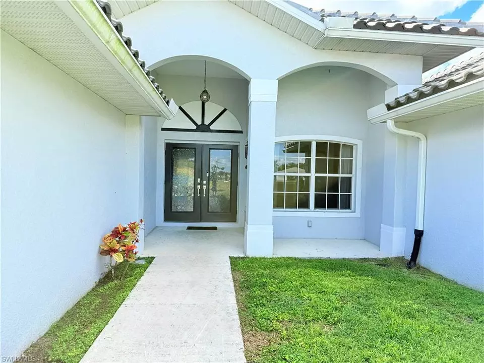 Exterior - 823 SW 10th St, Cape Coral, FL 33991 photo 7 of 8