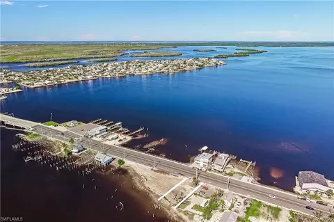 4225-4227 Pine Island Rd NW, Matlacha, FL 33993