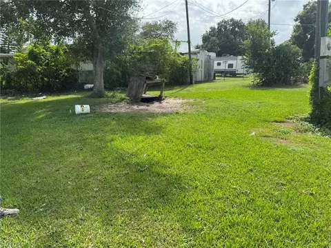 Exterior - 784 Avenue E NW, Moore Haven, FL 33471 photo 1 of 4