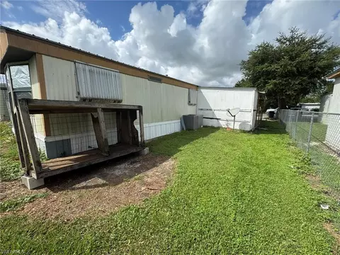 Exterior - 784 Avenue E NW, Moore Haven, FL 33471 photo 2 of 4
