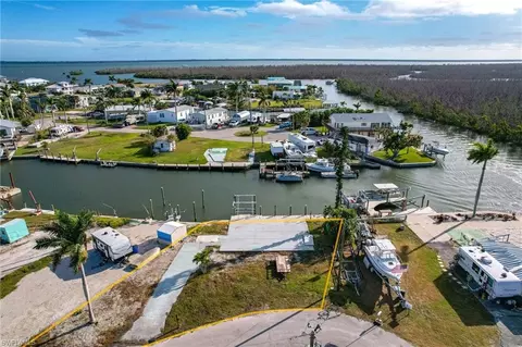 3939 Areca Dr, Saint James City, FL 33956