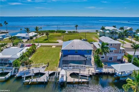 3420 1st Ave, Saint James City, FL 33956