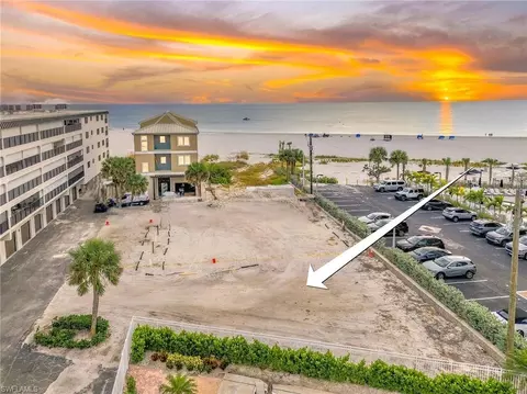 71 Pearl St, Fort Myers Beach, FL 33931