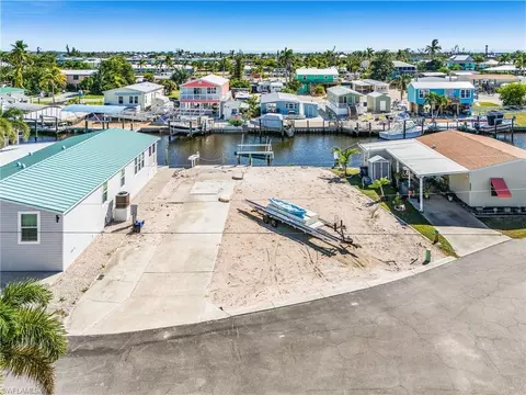 2910 Binnacle Ln, Saint James City, FL 33956