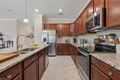 Kitchen - 4040 E Hampton Cir, Alva, FL 33920 photo 2 of 4