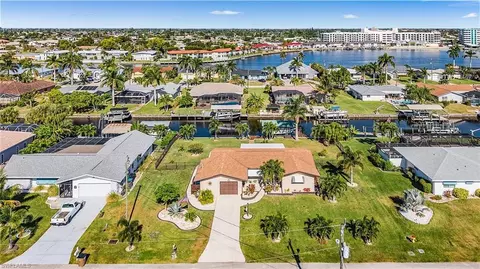 425 Pinecrest Ct, Cape Coral, FL 33904