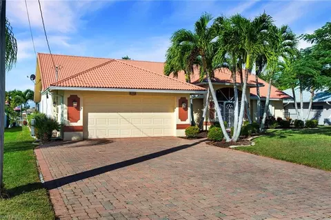 422 SE 12th Ct, Cape Coral, FL 33990