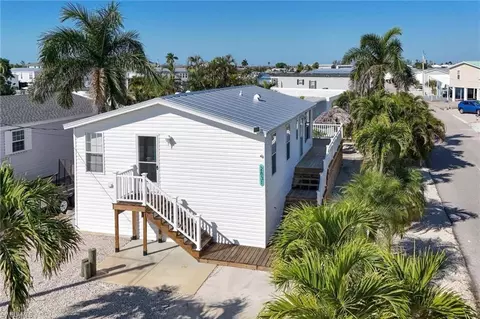 2831 York Rd, Saint James City, FL 33956