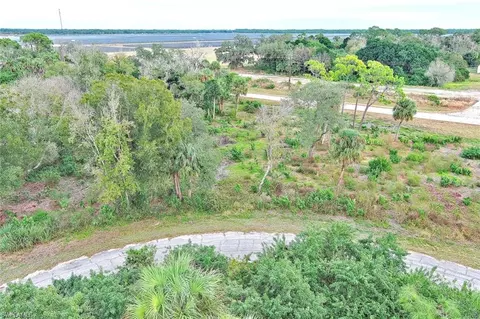 171 Carousel Ave, Labelle, FL 33935