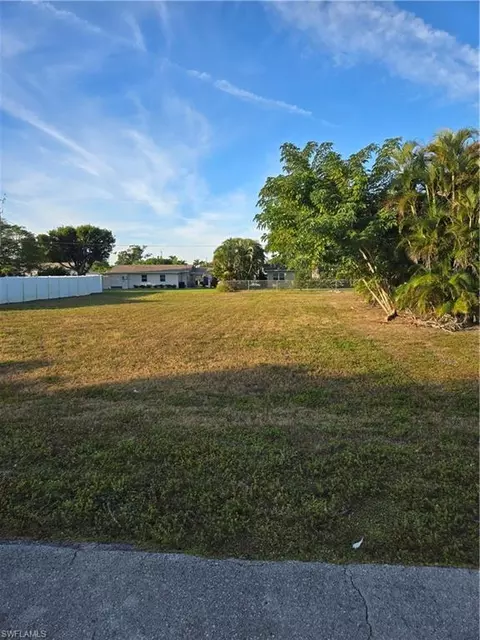5226 Elm Ct, Cape Coral, FL 33904