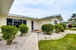 913 SE 43rd Ter, Cape Coral, FL 33904