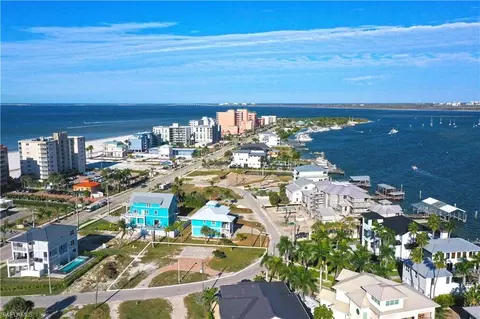 548 Carlos Cir, Fort Myers Beach, FL 33931