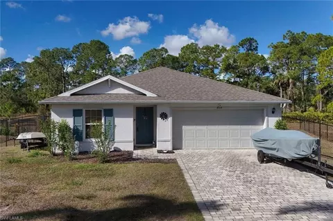 8015 Sandalwood Cir, Labelle, FL 33935