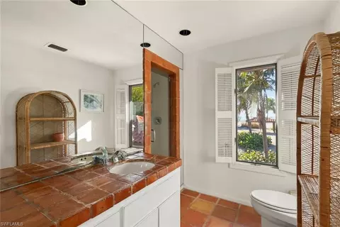 Bath - 16632 Captiva Dr, Captiva, FL 33924 photo 2 of 4