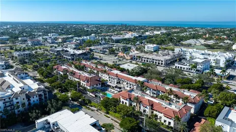 221 9th St S #316, Naples, FL 34102