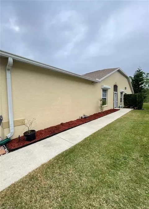 5313 Whitten Dr #84, Naples, FL 34104