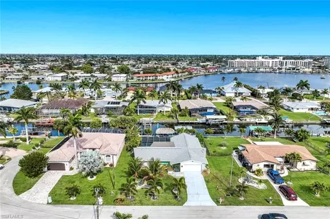 419 Pinecrest Ct, Cape Coral, FL 33904