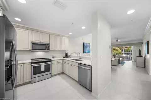 221 9th St S #313, Naples, FL 34102