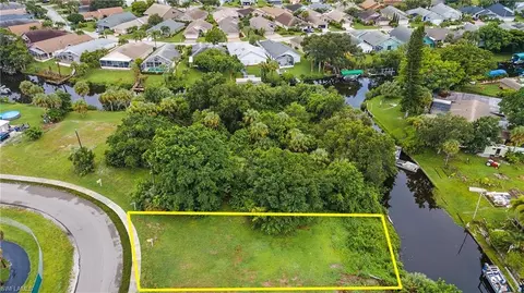 947 Iris Dr, North Fort Myers, FL 33903